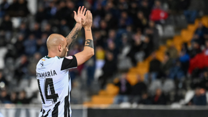 Gorka Santamaría aplaude a la afición del Nuevo Vivero.