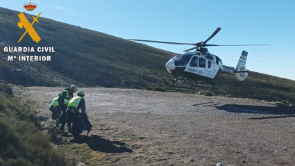 Helicóptero de rescate de montaña en la Sierra de Béjar