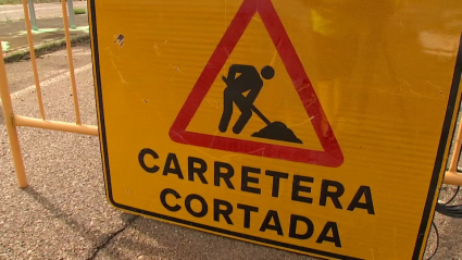 Señal de carretera cortada