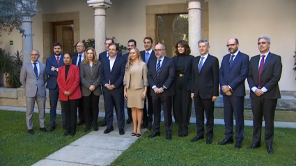 Representantes de las 11 entidades financieras con el presidente de la Junta de Extremadura