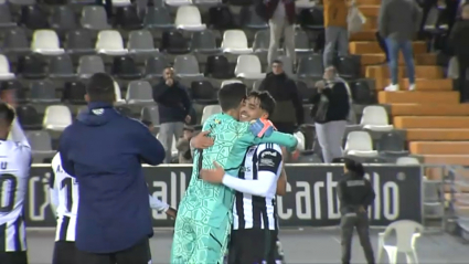 Los jugadores del Badajoz celebran sobre el césped
