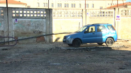 El coche aislado esta tarde en la calle Stadium de Badajoz