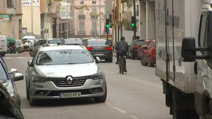 Vehículos circulando por la calle Juan Carlos I de Badajoz