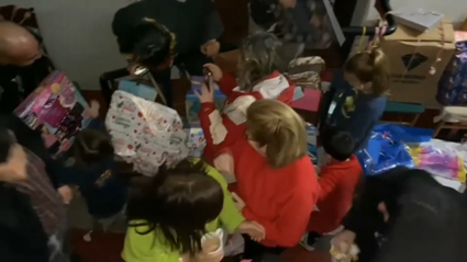 Familia abriendo regalos de Reyes en Zafra