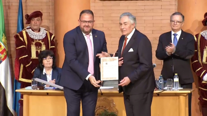 Entrega del reconocimiento a Juan Ignacio Barrero como Hijo Predilecto por parte del alcalde de Mérida, Antonio Rodríguez Osuna
