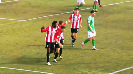 Los jugadores del Azuaga celebran tras anotar ante el Moralo
