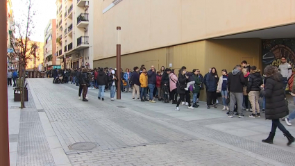 Largas colas a las puertas del Teatro María Luisa para conseguir entradas