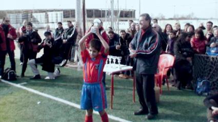 Manu Martín levantando un trofeo con el Diocesano