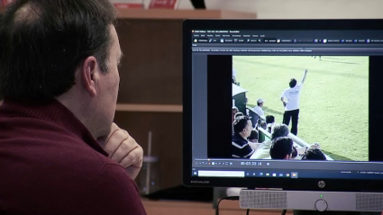 Ricardo Fernández observa un vídeo de su etapa como entrenador amaliense