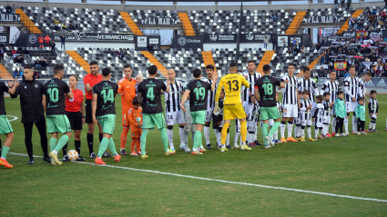 Jugadores del Badajoz y del Mérida se saludan antes del derbi.