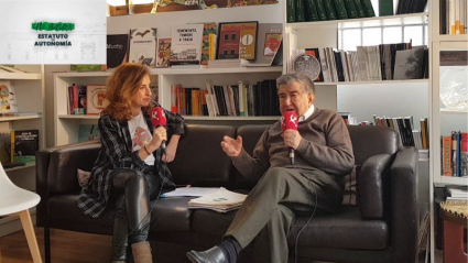 María Hurtado entrevistando a Pedro Cañada en el café-librería Psicopompo (Cáceres)