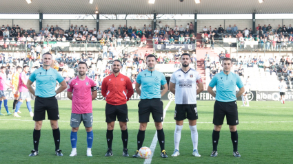 Cid Camacho con los capitanes del Mérida y del Talavera antes del partido.