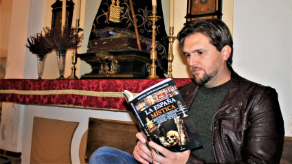 Manuel Jesús Segado-Uceda con su libro