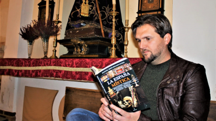 Manuel Jesús Segado-Uceda  con su libro
