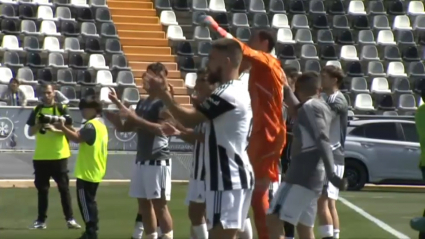 Los jugadores del Badajoz celebran tras su triunfo ante Unionistas