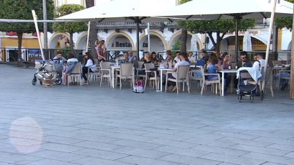 Ambiente en una terraza de un bar de la Plaza de España