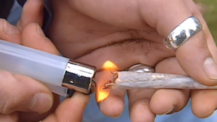 Un joven fumando marihuana