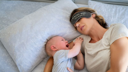 Madre durmiendo con un bebé