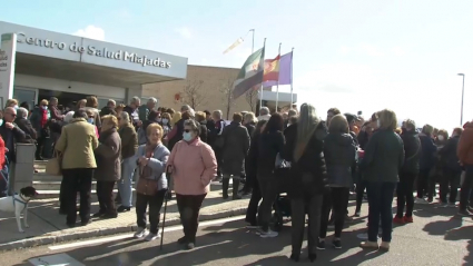 Protesta frente al Centro de Salud de Miajadas