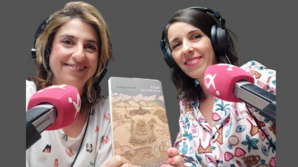 María Hurtado y Beatriz Mariño con un ejemplar de "Oleus de piel mezclada"