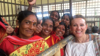 Sofía López con las cocineras de una escuela de yoga en India