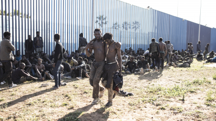 Migrantes en la valla de Melilla