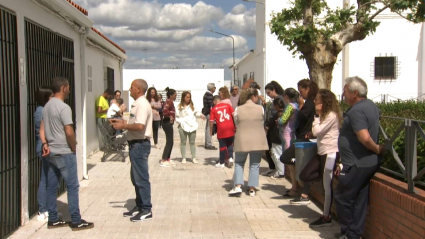 Vecinos de Alcazaba concentrados frente al colegio de la pedanía