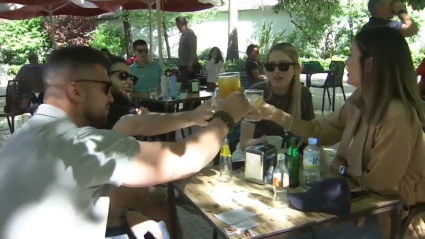 Brindis entre amigos en una terraza de Cáceres por San Jorge