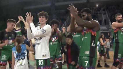 Los jugadores del Cáceres celebran la victoria ante Ourense