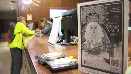 Recepción de un hotel de Cáceres en Semana Santa.