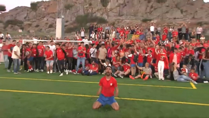 Jugadores y aficionados del Jaraíz festejan el ascenso