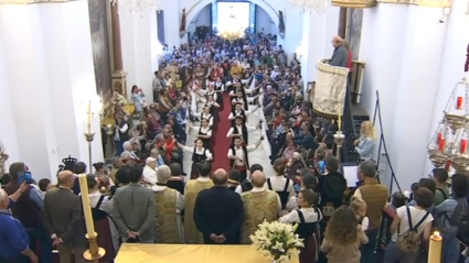 Los Jateros bailando en la ermita de la Virgen de los Remedios