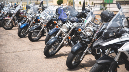 Motos en la puerta de la nueva sede