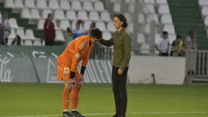 David Tenorio, técnico del CD Badajoz, consuela a su portero Miguel Narváez.