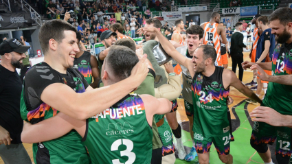 Los jugadores del Cáceres Basket celebran la salvación virtual
