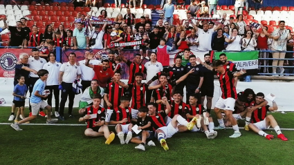 El CD Extremadura celebra su ascenso a Primera Extremeña.
