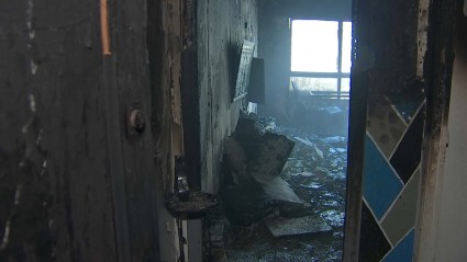 Vivienda afectada por el incendio en la calle Olof Palme, en Badajoz. 