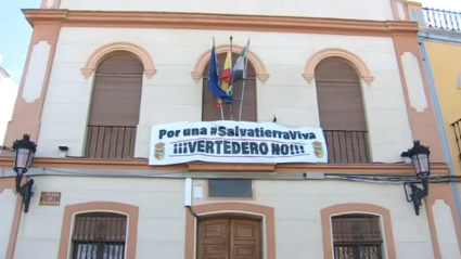 Pancarta contra el macrovertedero en Salvatierra