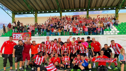 La plantilla del Azuaga celebra el 0-2 en Navalmoral