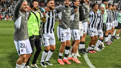 Los jugadores del Badajoz celebra el triunfo ante el Pontevedra