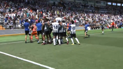 Los jugadores del Badajoz celebran el gol ante la Cultural