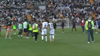 Ferrón y Müller se abrazan tras el partido