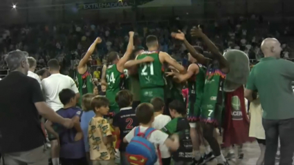 Los jugadores del Cáceres Patrimonio celebran la victoria ante Coruña