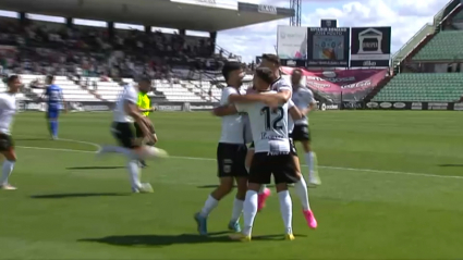 Los jugadores del Mérida celebran el gol de Nacho González ante el Linares