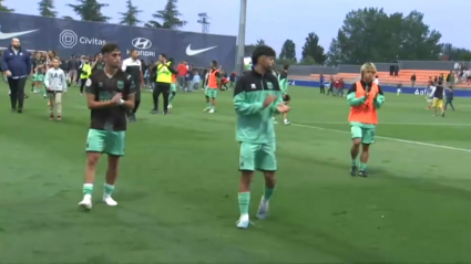 Jugadores del Mérida aplauden a la afición desplazada al final del encuentro