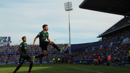 Samu Manchón celebra el 0-1 del Cacereño en Huelva.
