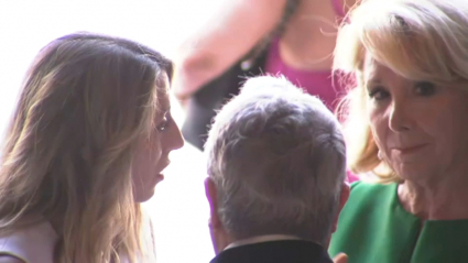 María Guardiola, presidenta del PP extremeña, conversa con la expresidenta madrileña, Esperanza Aguirre, en la toma de posesión de Isabel Díaz Ayuso como presidenta de la Comunidad de Madrid.