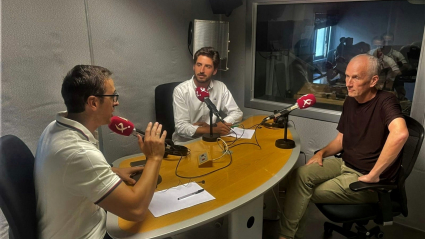 Mark Heffernan, dueño del Mérida, en los estudios de Canal Extremadura Radio junto a Nacho Ramos y Fernando Gallego.