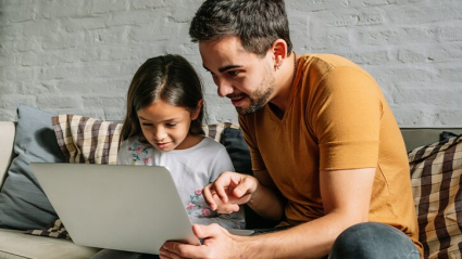 Padre e hija frente a un ordenador