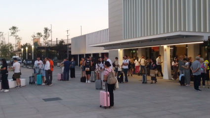 Viajeros del Alvia, esperando a montar en el autobús alternativo